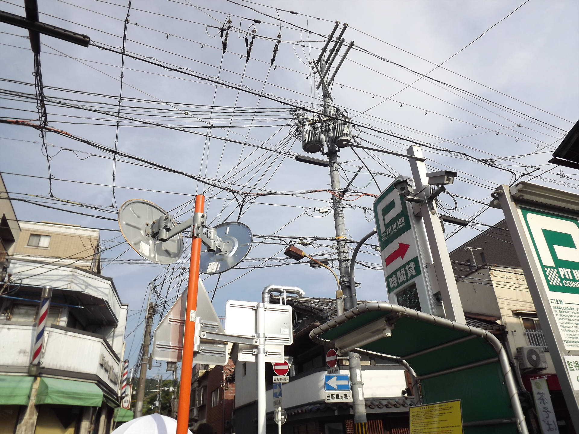 Cadrée vers les nuages, une marée de câble de poteaux téléphoniques. Cette photo a été prise au Japon.
