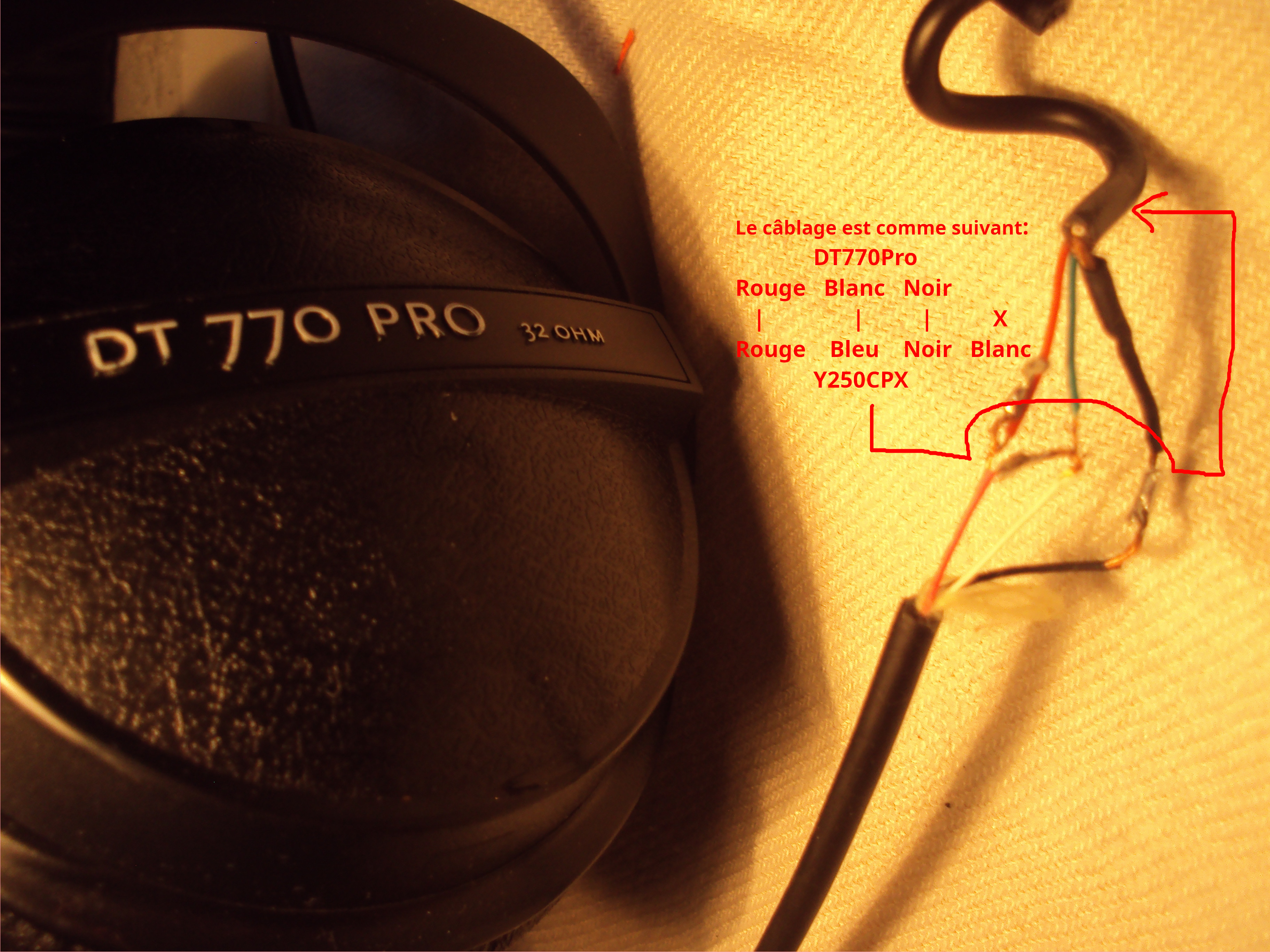 Photo montrant àgauche le cable d'un casque BeyerDynamics DT770 Pro soudé avec le câble jack d'un casque Thrustmaster Y250CPX sur la droite.